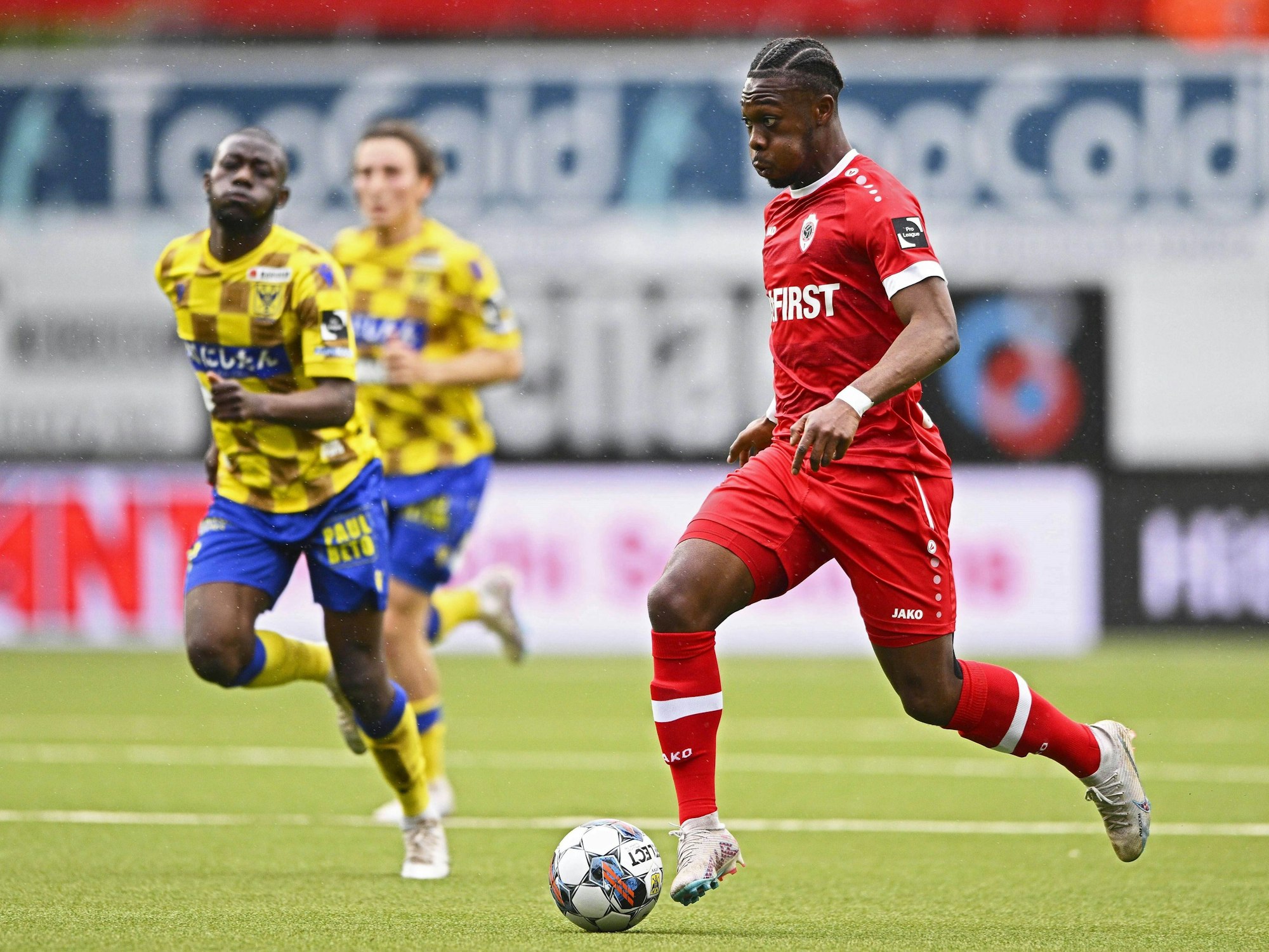 Antwerpens Christopher Scott führt den Ball im Spiel gegen VV St. Truiden.