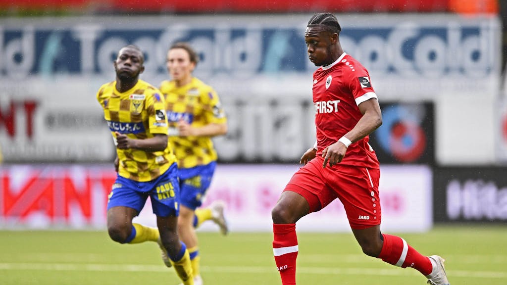 Antwerpens Christopher Scott führt den Ball im Spiel gegen VV St. Truiden.
