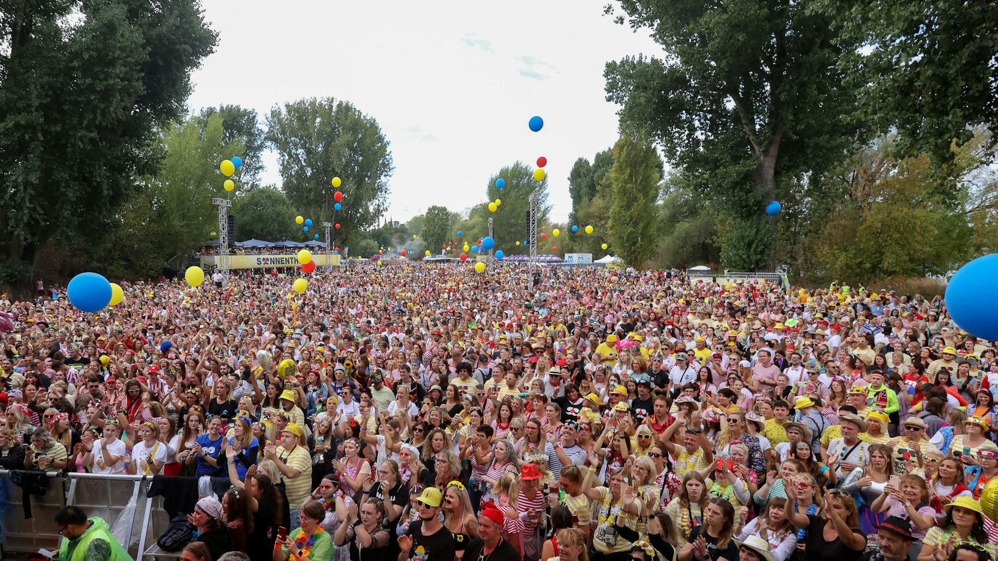 Blick in die Enge von hunderten Menschen bei Jeck im Sunnesching in Köln.