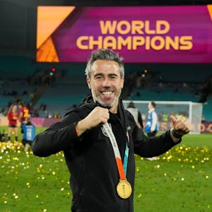 Der Trainer der spanischen Fußballerinnen Jorge Vilda feiert den WM-Titel.
