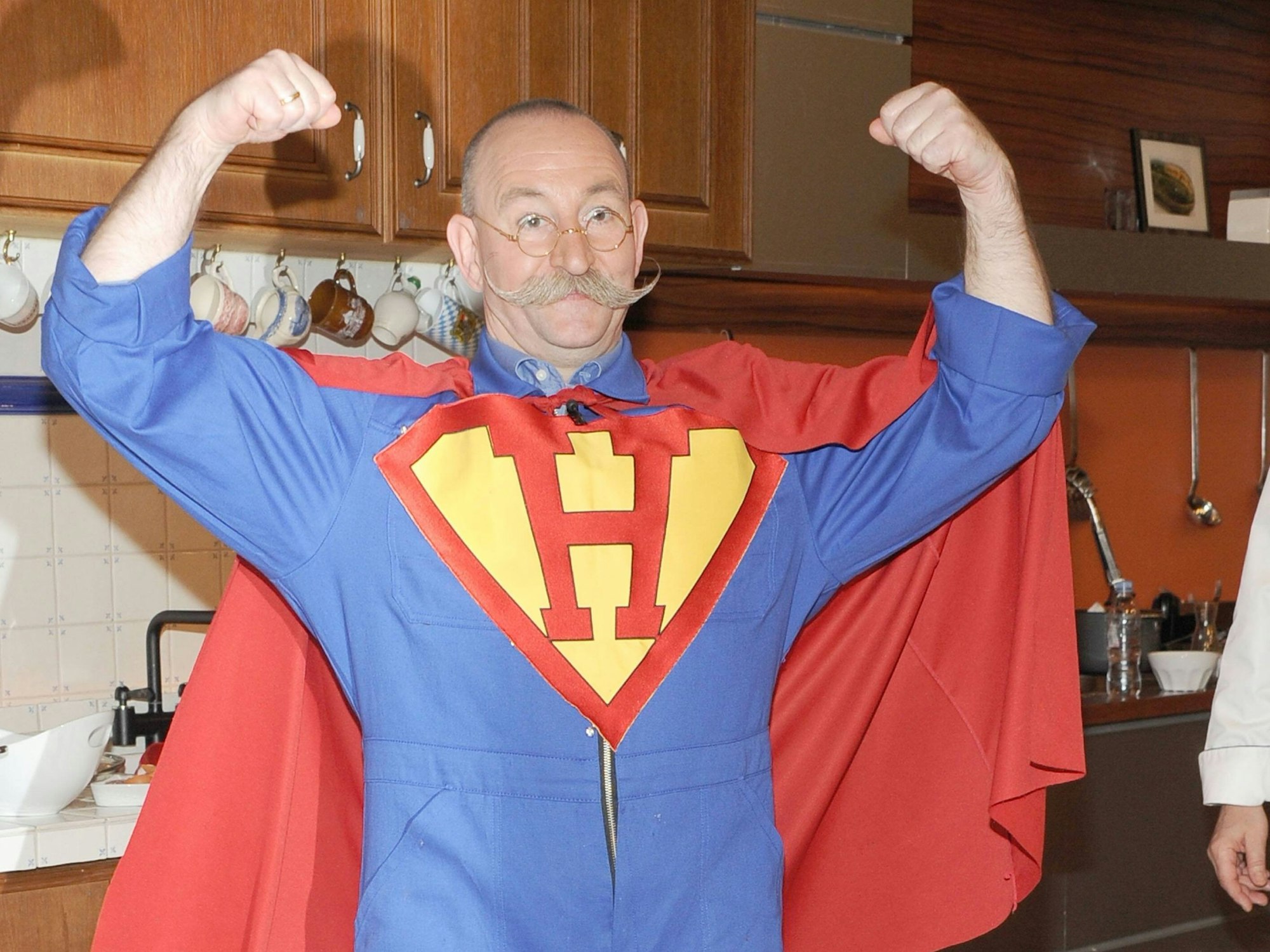 Horst Lichter posiert im Superheldenkostüm.