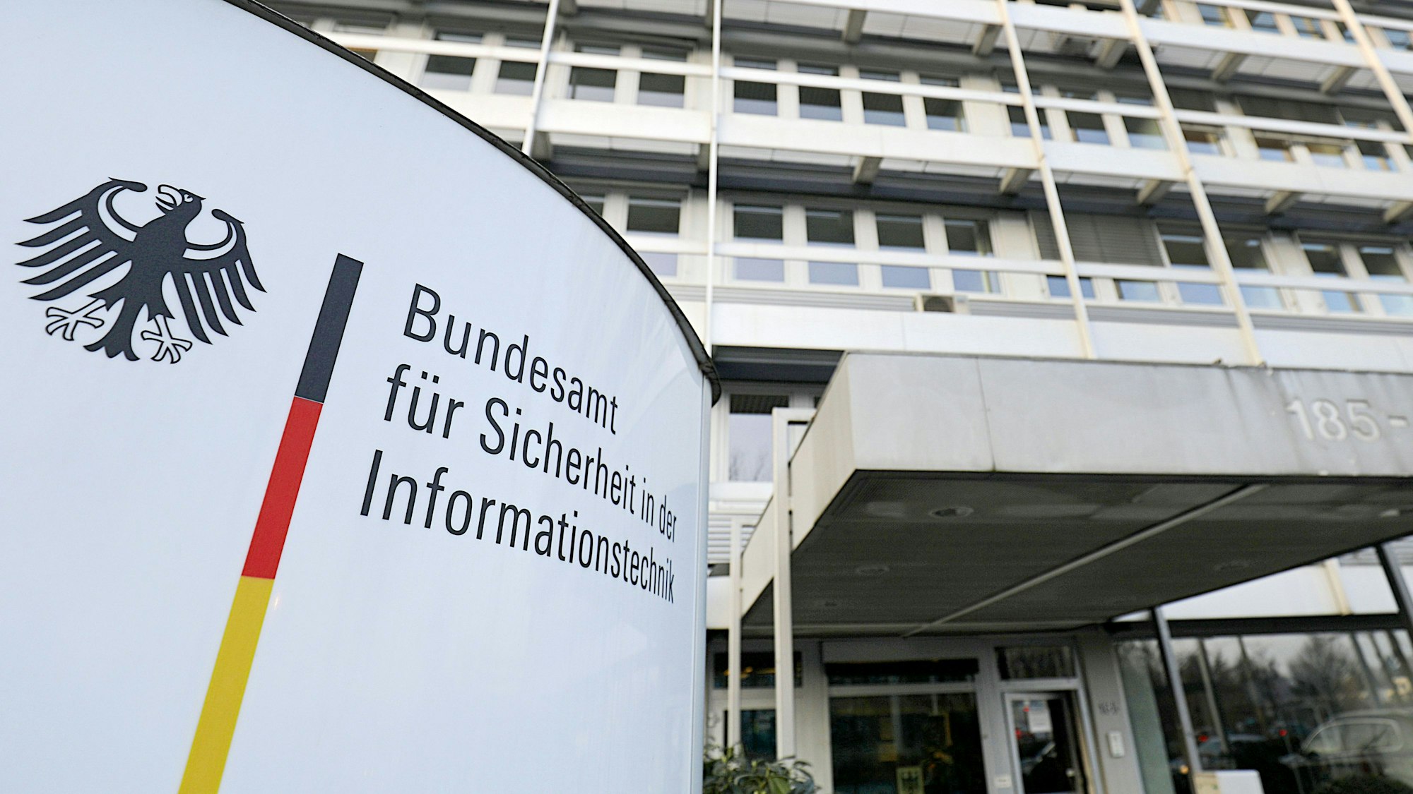 Das Gebäude des Bundesamt für Sicherheit in der Informationstechnik (BSI) von außen im Eingangsbereich (Archivbild).