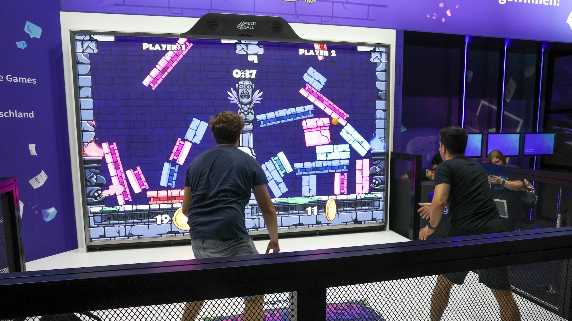 Gamescom 2023 am Mittwoch: Besucher testen ein Spiel, das mit Bewegungen gesteuert wird.
