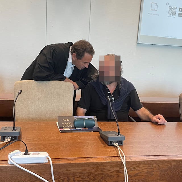 Der Angeklagte mit Verteidiger Thomas Gros beim Prozessauftakt im Landgericht Köln.