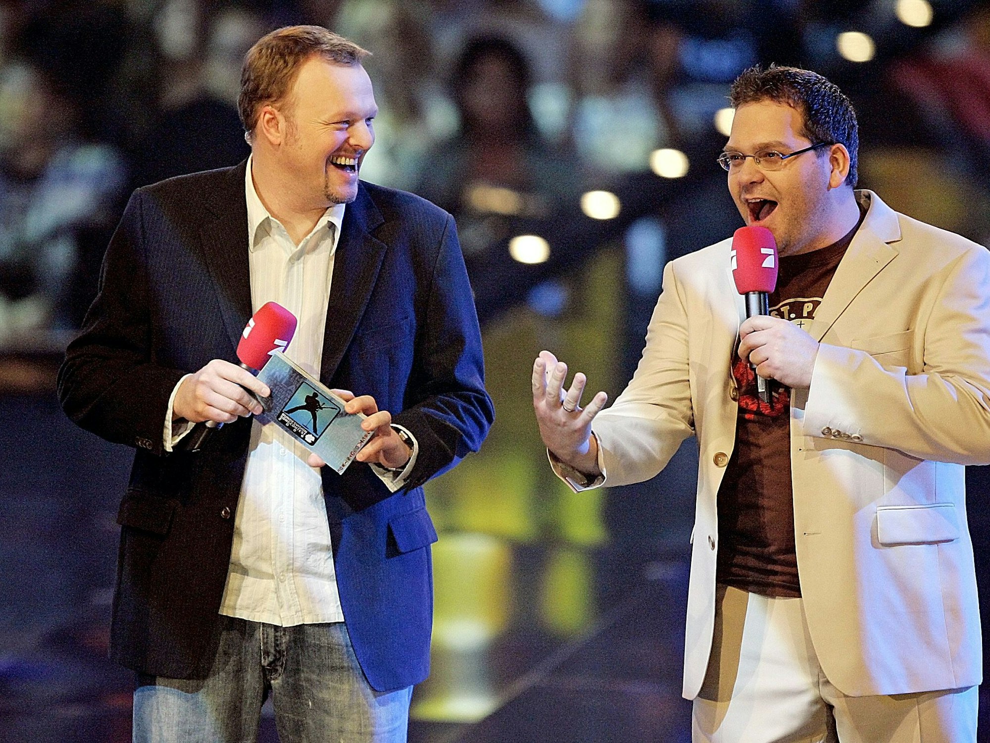Die Moderatoren Stefan Raab und Elton, stehen bei der Live-Sendung zum Gesangswettbewerb „Bundesvision Song Contest 2006“ in der Mittelhessen Arena in Wetzlar auf der Bühne.