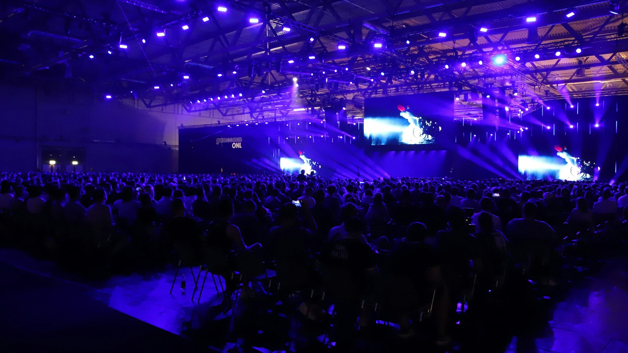 Viele Besuchende verfolgen die Gamescom Opening Night 2023 live in den Kölner Messehallen.