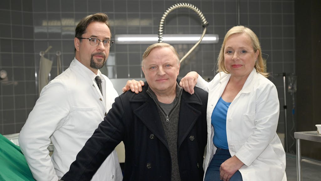 Die Schauspieler Jan Josef Liefers (l-r), Axel Prahl und ChrisTine Urspruch stehen bei einem Fototermin bei den Dreharbeiten zum Münster-„Tatort“.