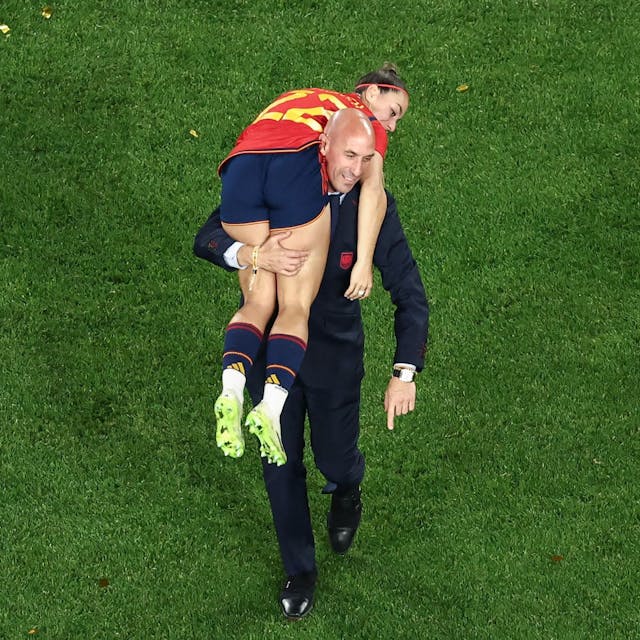 Luis Rubiales trägt die Nationalspielerin Athenea del Castillo nach dem WM-Finale in Sydney über den Rasen. Nach einem Kuss-Eklat gerät der spanische Fußball-Verbandschef zunehmend unter Druck.