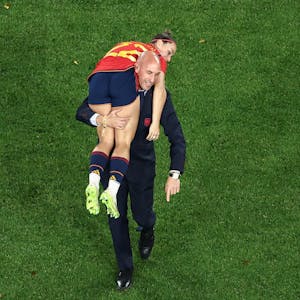 Luis Rubiales trägt die Nationalspielerin Athenea del Castillo nach dem WM-Finale in Sydney über den Rasen. Nach einem Kuss-Eklat gerät der spanische Fußball-Verbandschef zunehmend unter Druck.