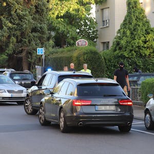 Spezialeinsatzlkräfte durchsuchten ein Einfamilienhaus an der Mozartstraße und führten vorläufige Festnahmen durch.