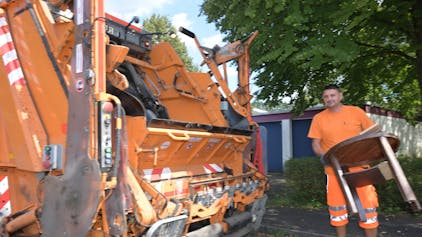 Das Foto zeigt einen Mitarbeitenden der Gladbacher Abfallwirtschaft