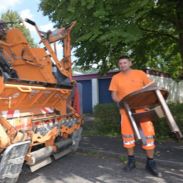Das Foto zeigt einen Mitarbeitenden der Gladbacher Abfallwirtschaft
