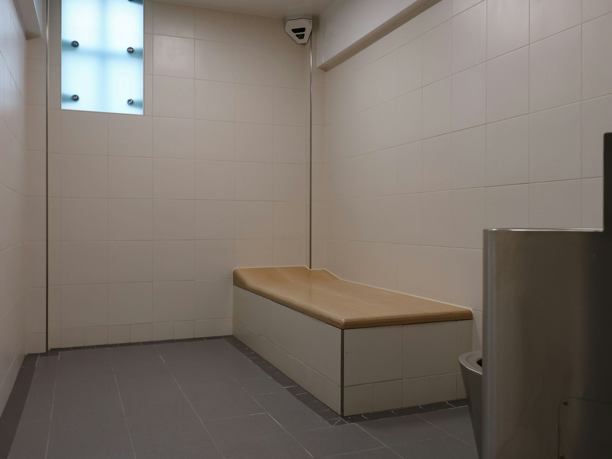 Eine Zelle in der neue Polizeiwache am Rhein-Energie-Stadion.