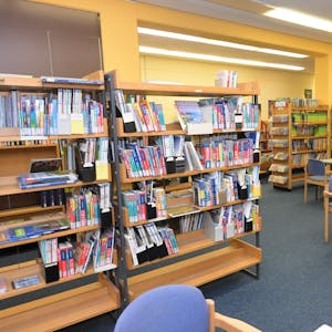 Das Foto zeigt die katholische öffentliche Bücherei im Kürten Schulzentrum