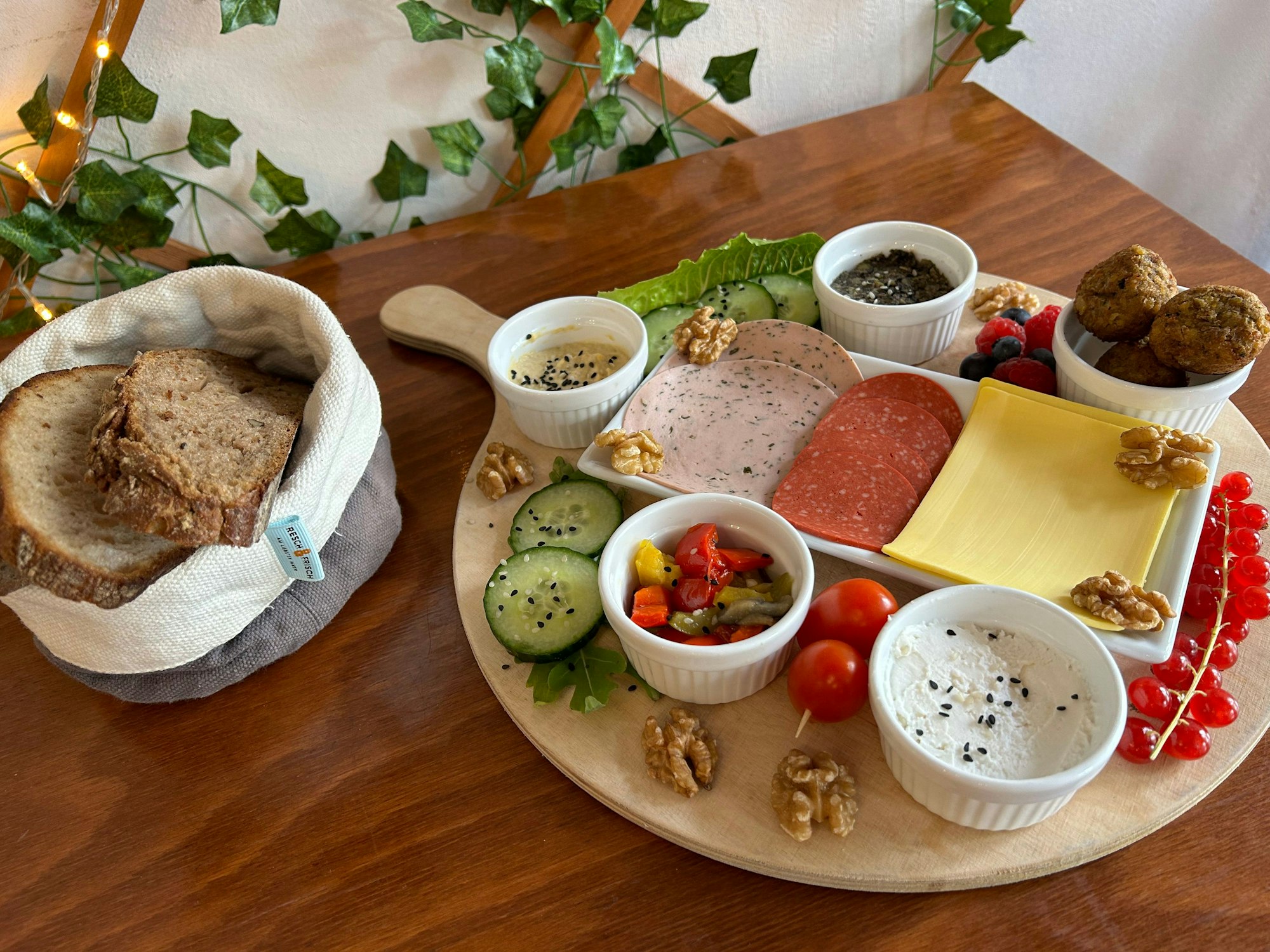 Vegane Frühstücksplatte im Café Mimilou