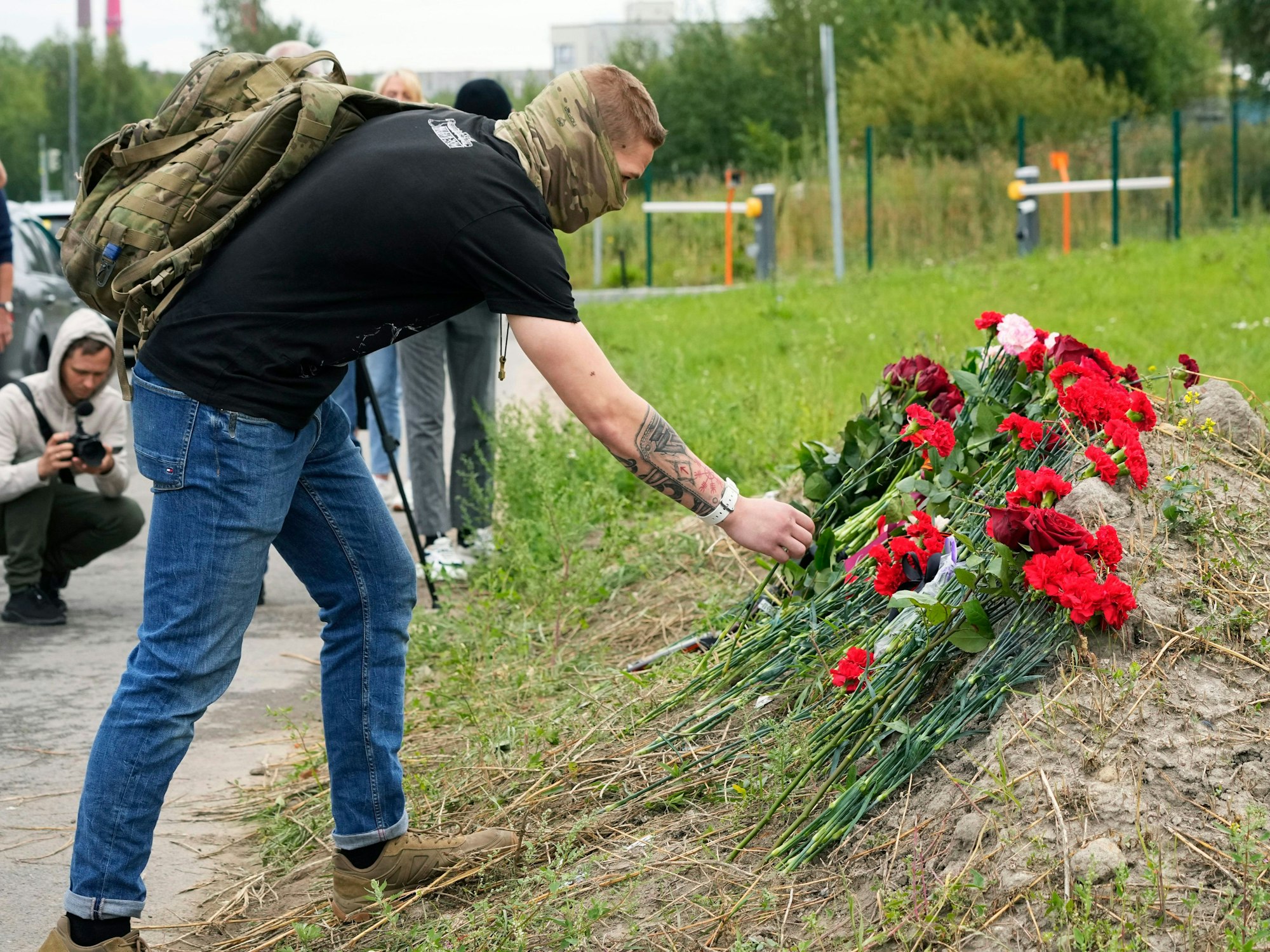 Ein Mann legt eine Blume in Gedenken an Jewgeni Prigoschin nieder.