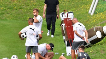 Maximilian Wöber (liegend) ist im Training von Borussia Mönchengladbach am 24. August 2023 umgeknickt und muss behandelt werden.