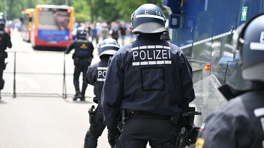 Symbolbild: Vor dem Stadion des Karlsruher SC stehen Einsatzkräfte der Polizei. Beim Spiel zwischen Augsburg und Mönchengladbach am Samstag (19. August 2023) hat sich nach Polizeiangaben ein Schuss einer Dienstwaffe gelöst, drei Beamte erlitten ein Knalltrauma.
