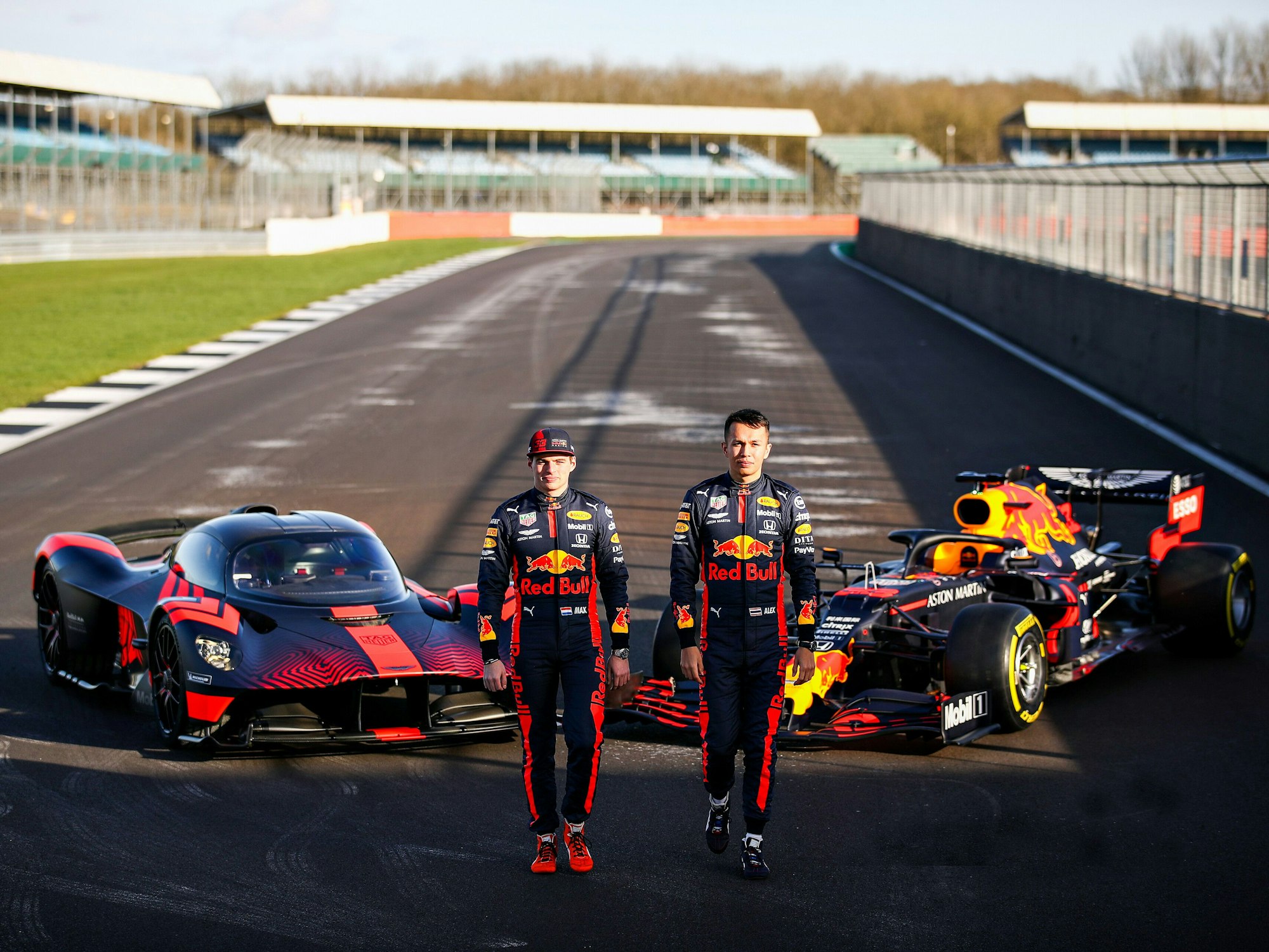 Max Verstappen und Alexander Albon vor dem Formel1-Wagen und dem Aston Martin Valkyrie in Silverstone am 12. Februar 2020.
