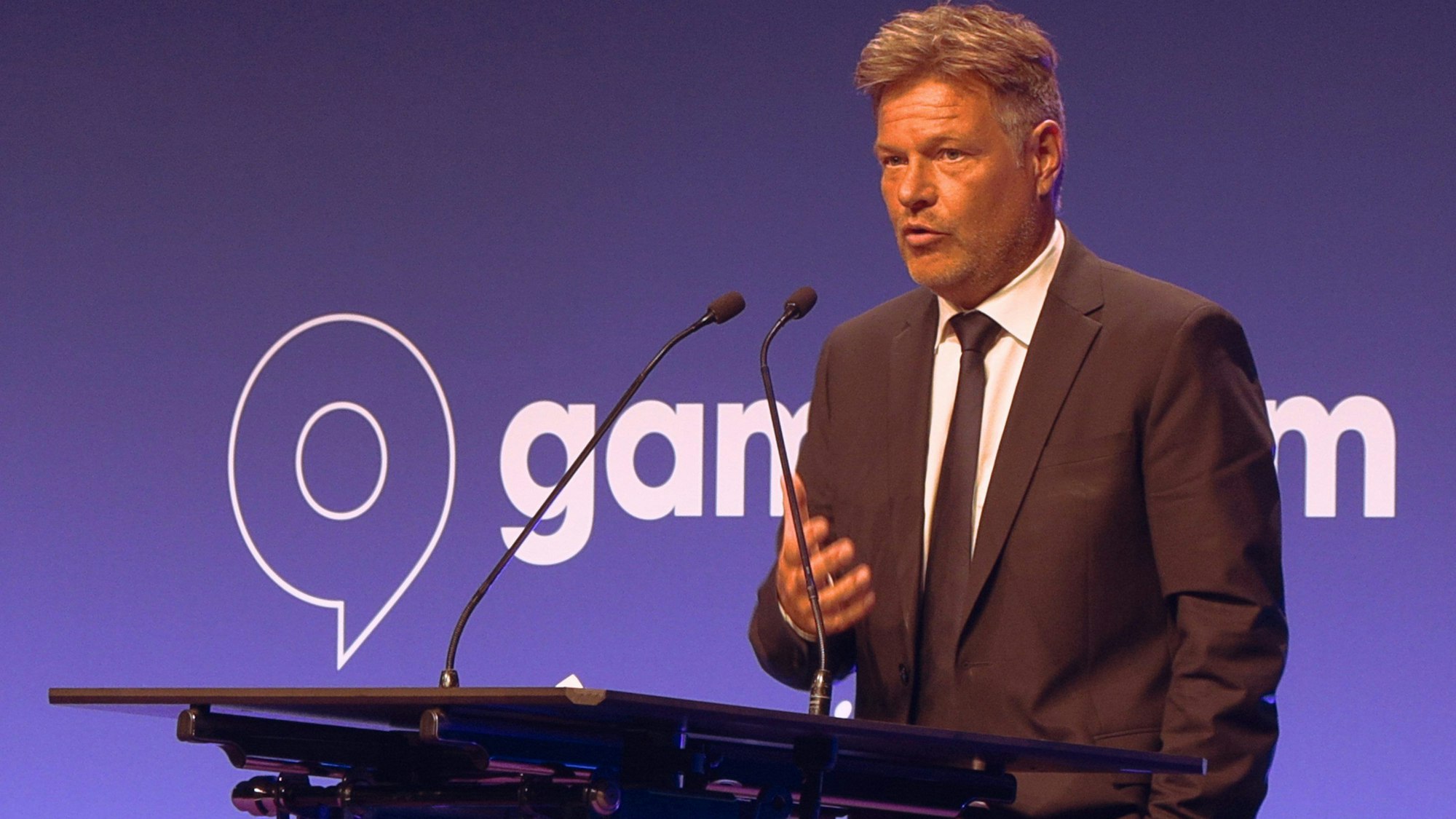 Robert Habeck (Bündnis 90/Die Grünen), Vizekanzler und Bundesminister für Wirtschaft und Klimaschutz, spricht auf der Gamescom 2023.