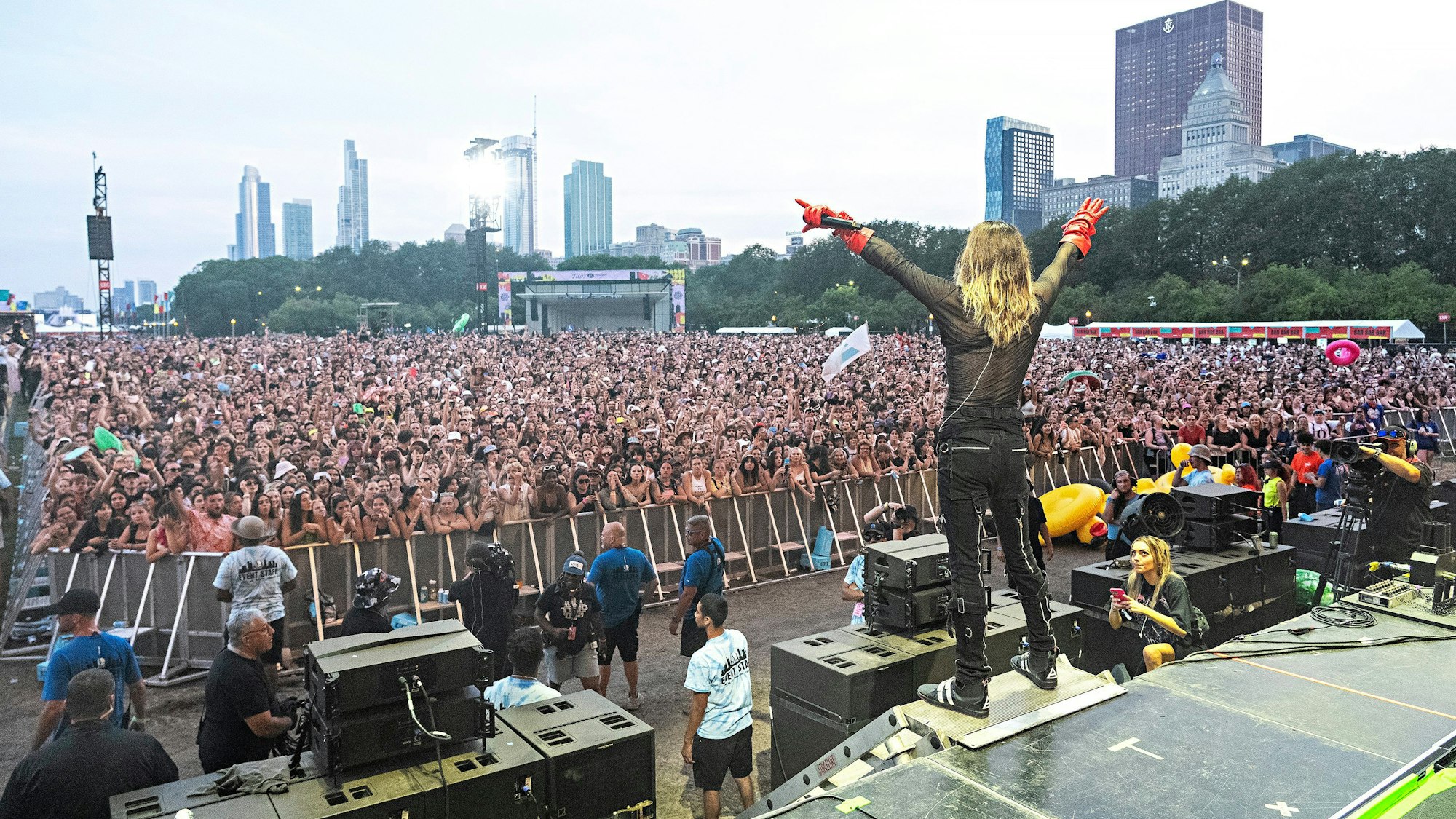 Jared Leto steht mit blonden langen Haaren vor einem großen Open-Air-Publikum und lässt sich feiern.