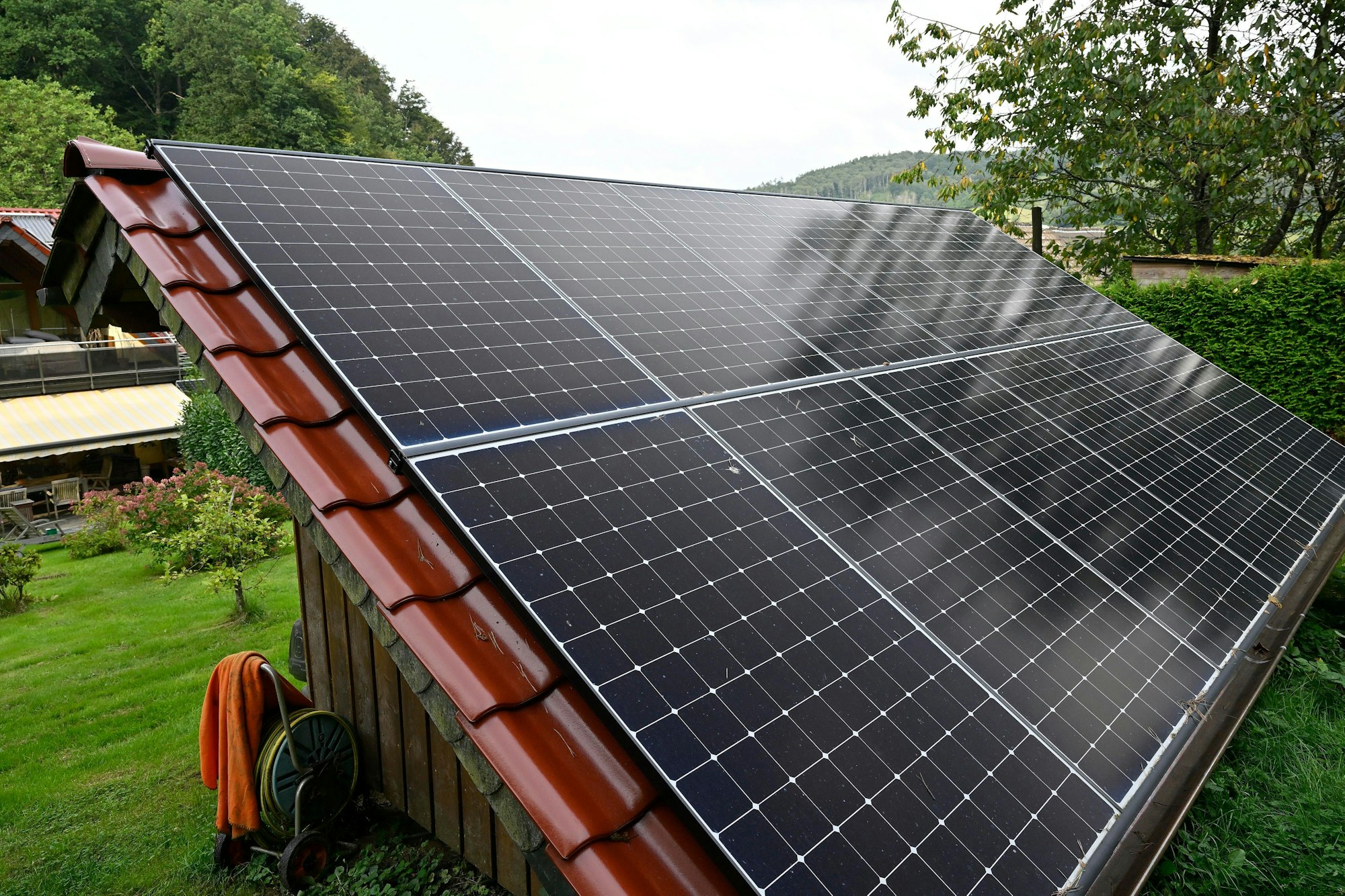 Das Foto zeigt ein Dach mit Solarzellen.