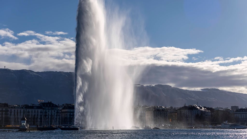 Die riesige Fontäne Jet d'Eau in Genf schießt Wasser bis in eine Höhe von 140 Metern.