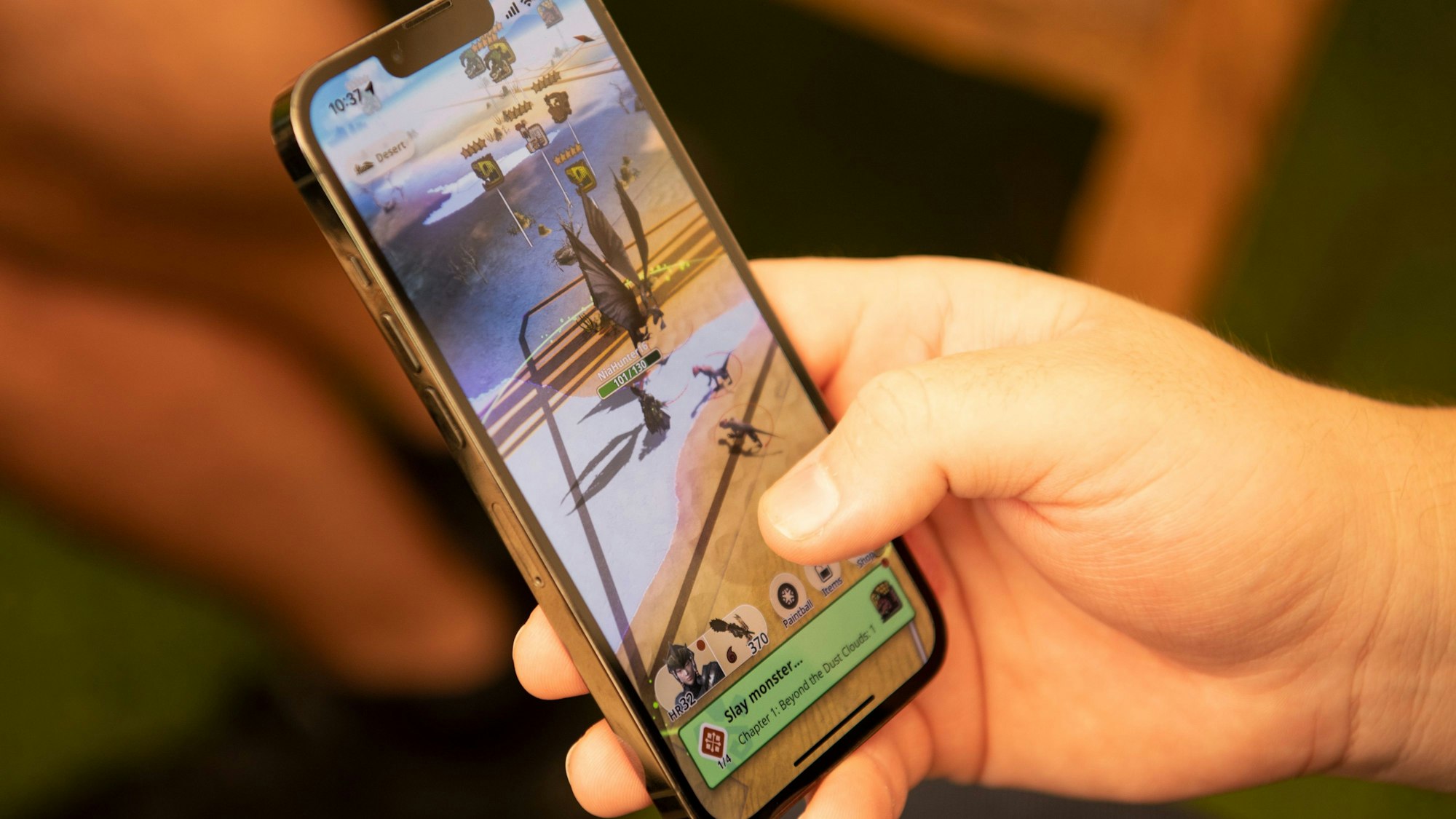 Ein Computerspiel wird auf dem Bildschirm eines Smarrtphones angezeigt.