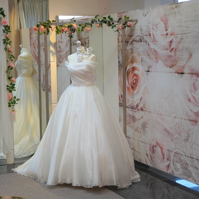 Das Bild zeigt ein Brautkleid im Laden von Maritta Emser.