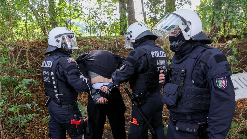 Hundertschaften der Bereitschaftspolizei trainieren am Rhein-Energie-Stadion den Einsatz bei Fußballspielen.