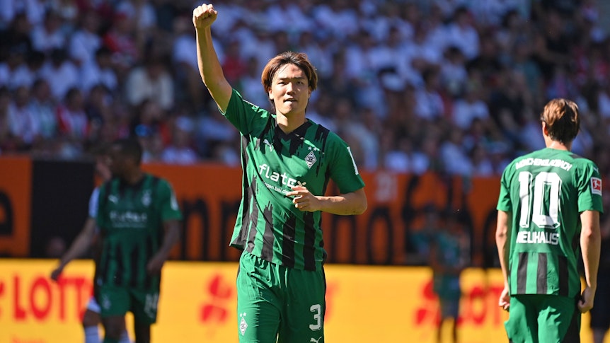 Ko Itakura, Spieler von Borussia Mönchengladbach, brachte sein Team beim Bundesliga-Spiel in Augsburg am Samstag (19. August 2023) mit 1:0 in Führung. Das Foto zeigt den Japaner beim Torjubel.