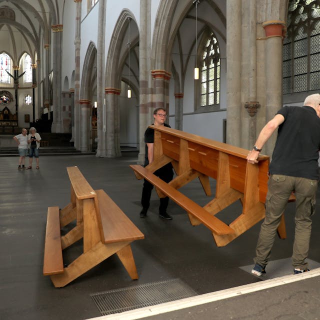 Mitglieder der Gemeinde räumen die Kirchenbänke aus St. Severin.
