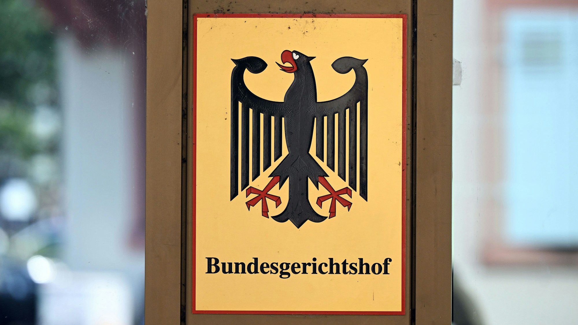 Ein Hinweisschild mit dem Bundesadler und dem Schriftzug "Bundesgerichtshof", aufgenommen vor dem Bundesgerichtshof (BGH).