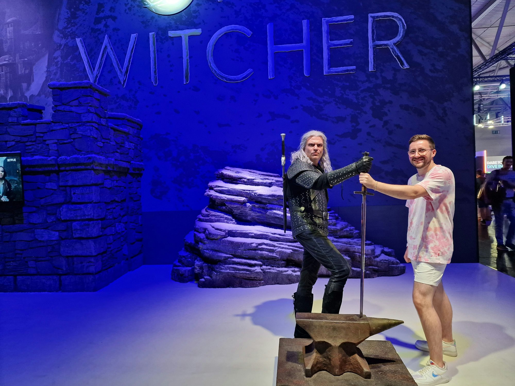 Zwar ist es nicht Henry Cavill, aber der „The Witcher“ ist auf der Gamescom 2023 dennoch ein beliebter Selfie-Partner. Wie hier mit Besucher Benjamin.