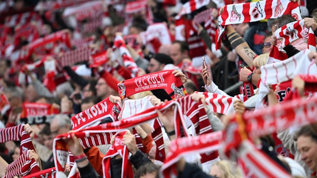 Fans des 1. FC Köln zeigen Schals im Müngersdorfer Stadion, Baumgart-Trennung, Tabellenplatz und CAS-Urteil drücken aber auf die Stimmung der Anhänger. (Archivbild)