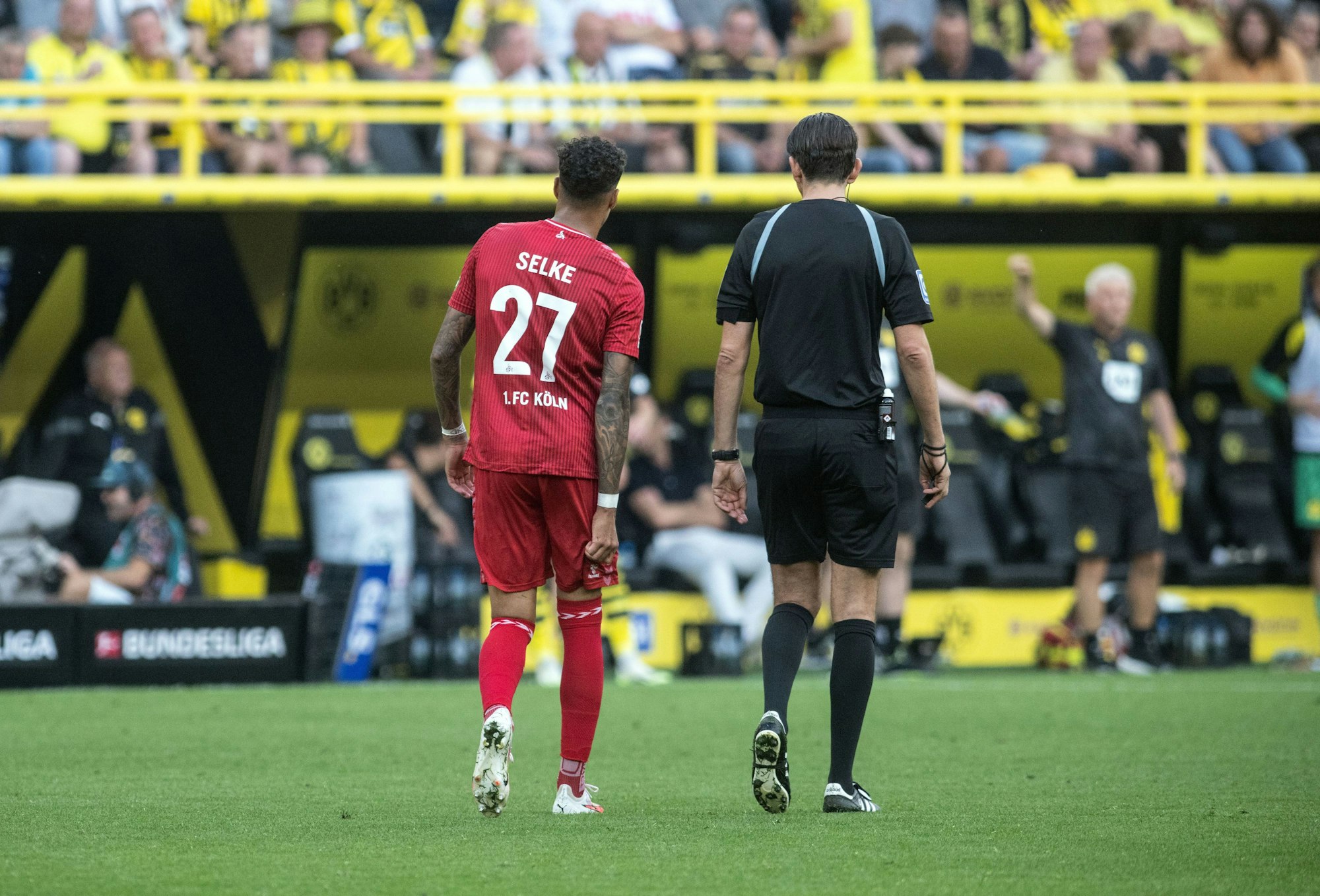 Davie Selke muss im Spiel gegen Borussia Dortmund verletzt raus.