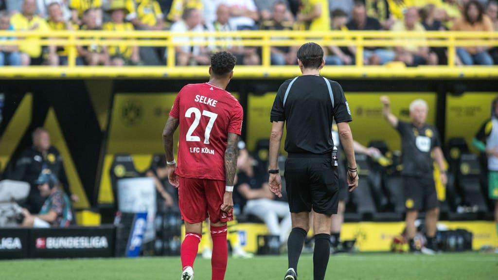 Davie Selke muss im Spiel gegen Borussia Dortmund verletzt raus.