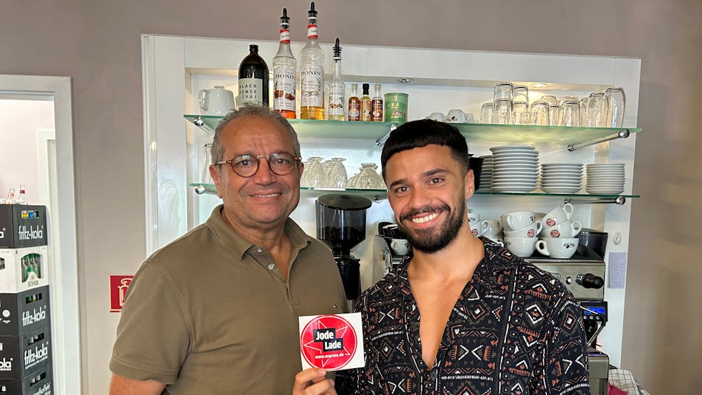 Inhaber Fabian Djemail gemeinsam mit seinem Vater im Café Mimilou.