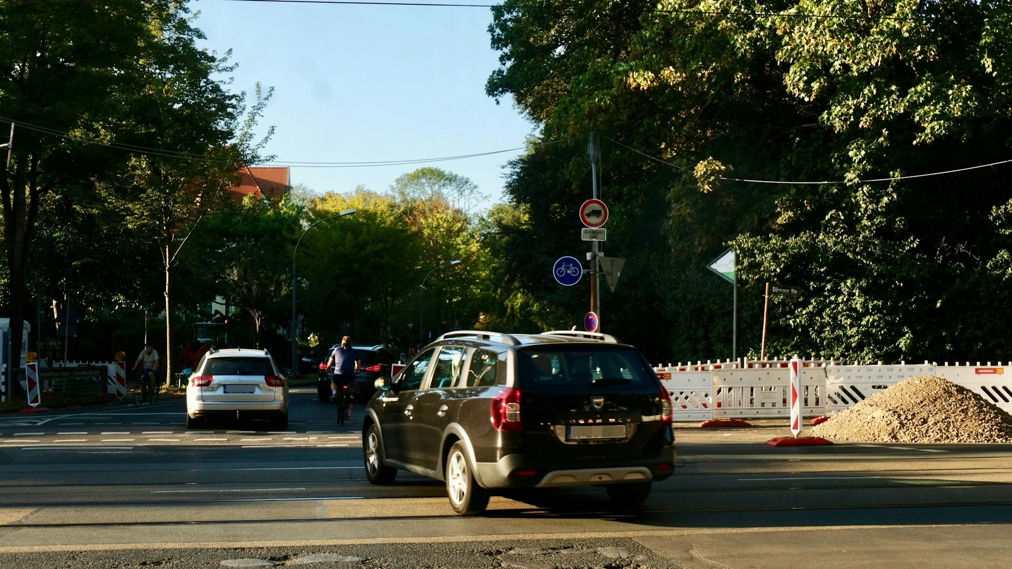 Autos biegen in die Kitschburger Straße ein.
