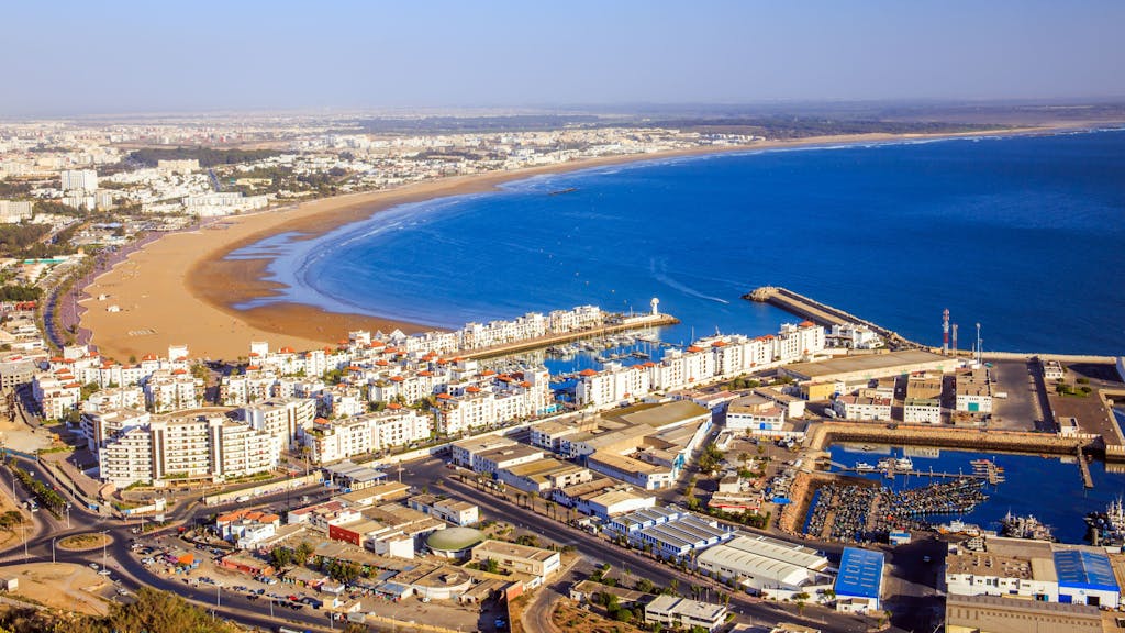 Blick aus der Luft auf die Küste von Agadir in Marokko.