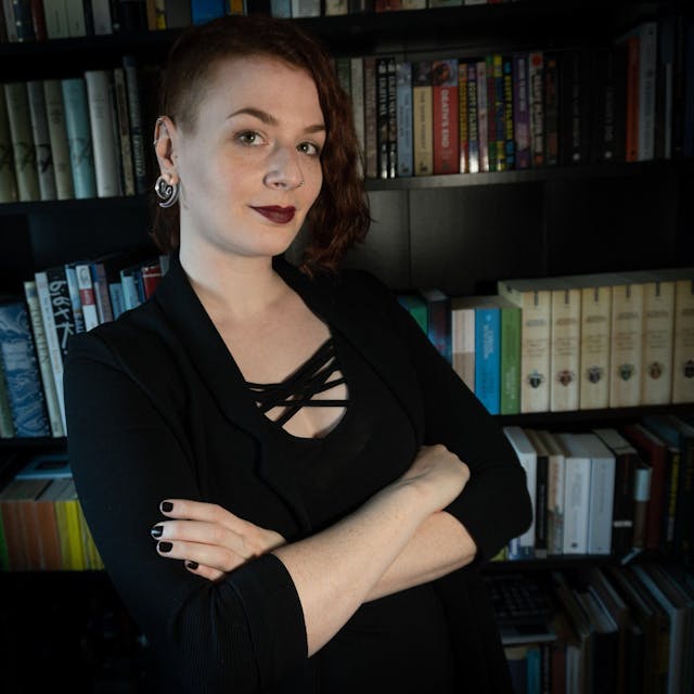 Medienwissenschaftlerin Katja Aller steht vor ihrem Bücherregal.