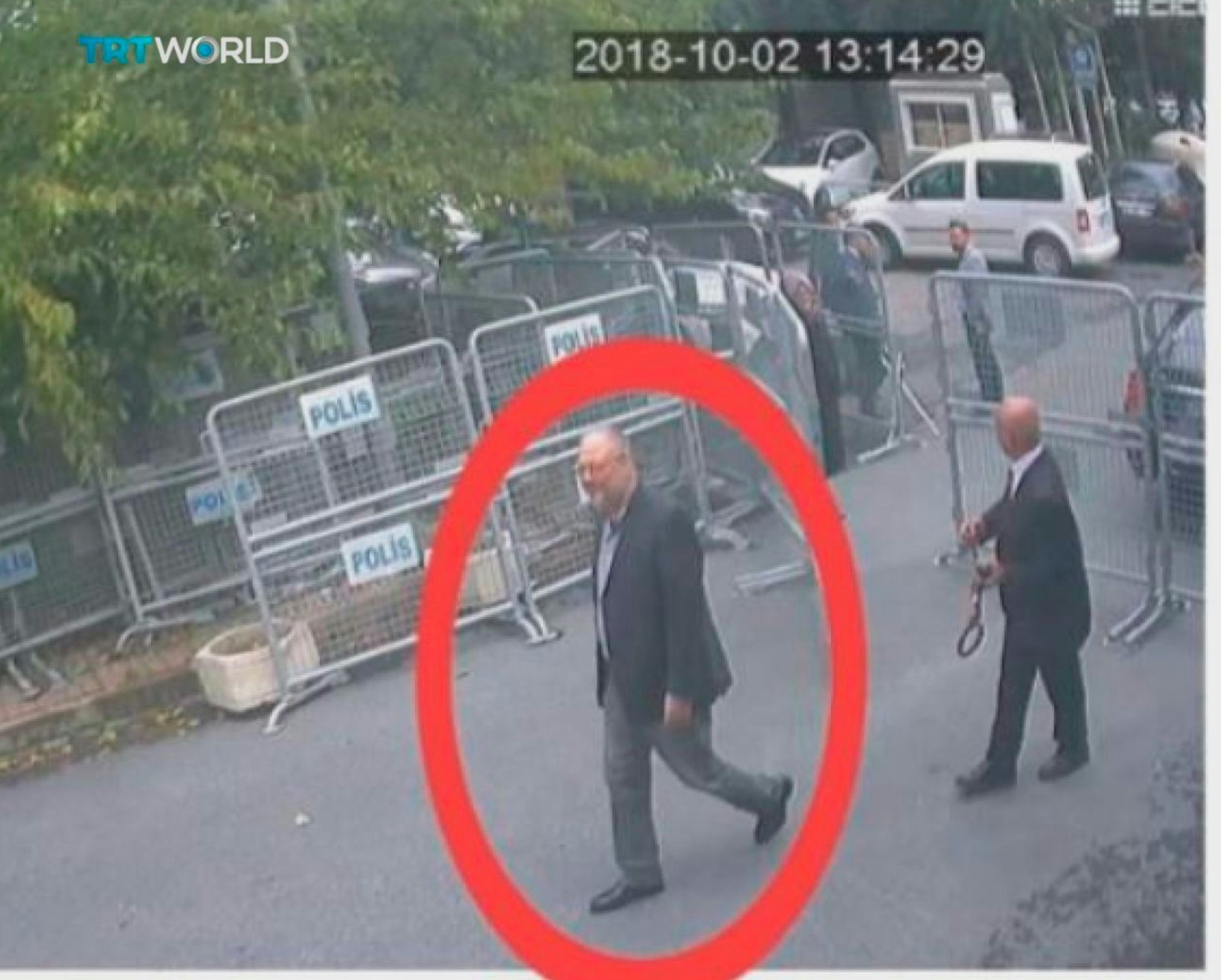 Dieses am 21. Oktober 2018 vom türkischen Sender TRT World zur Verfügung gestellte Videostandbild vom 02. Oktober 2018 zeigt mutmaßlich den saudischen Journalisten Jamal Khashoggi vor Betreten des Konsulats von Saudi-Arabien in Istanbul.