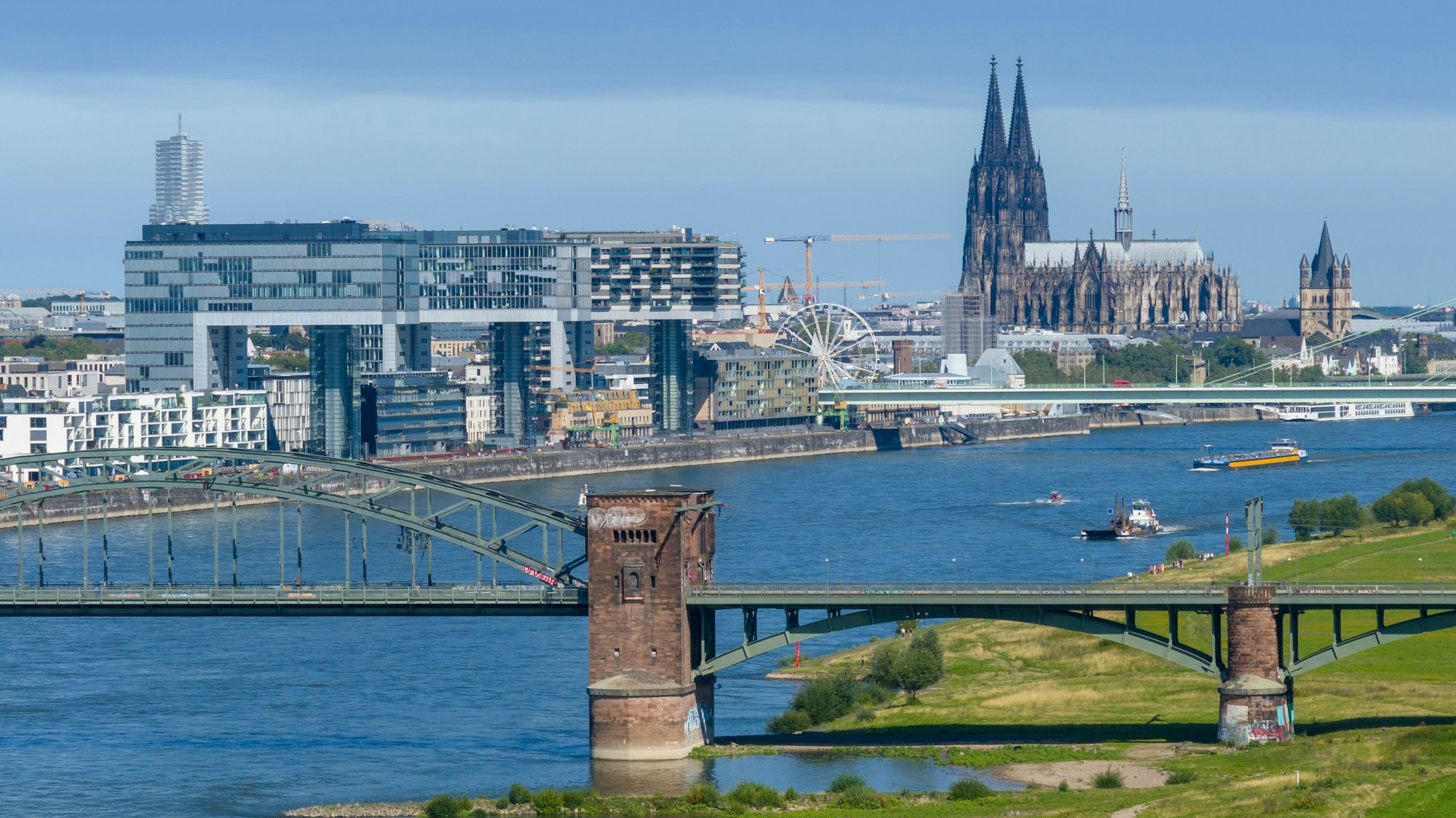 Die Stadt Köln hat im zweiten Jahr in Folge statt eines Defizits einen positiven Jahresabschluss erreicht. (Archivbild)
