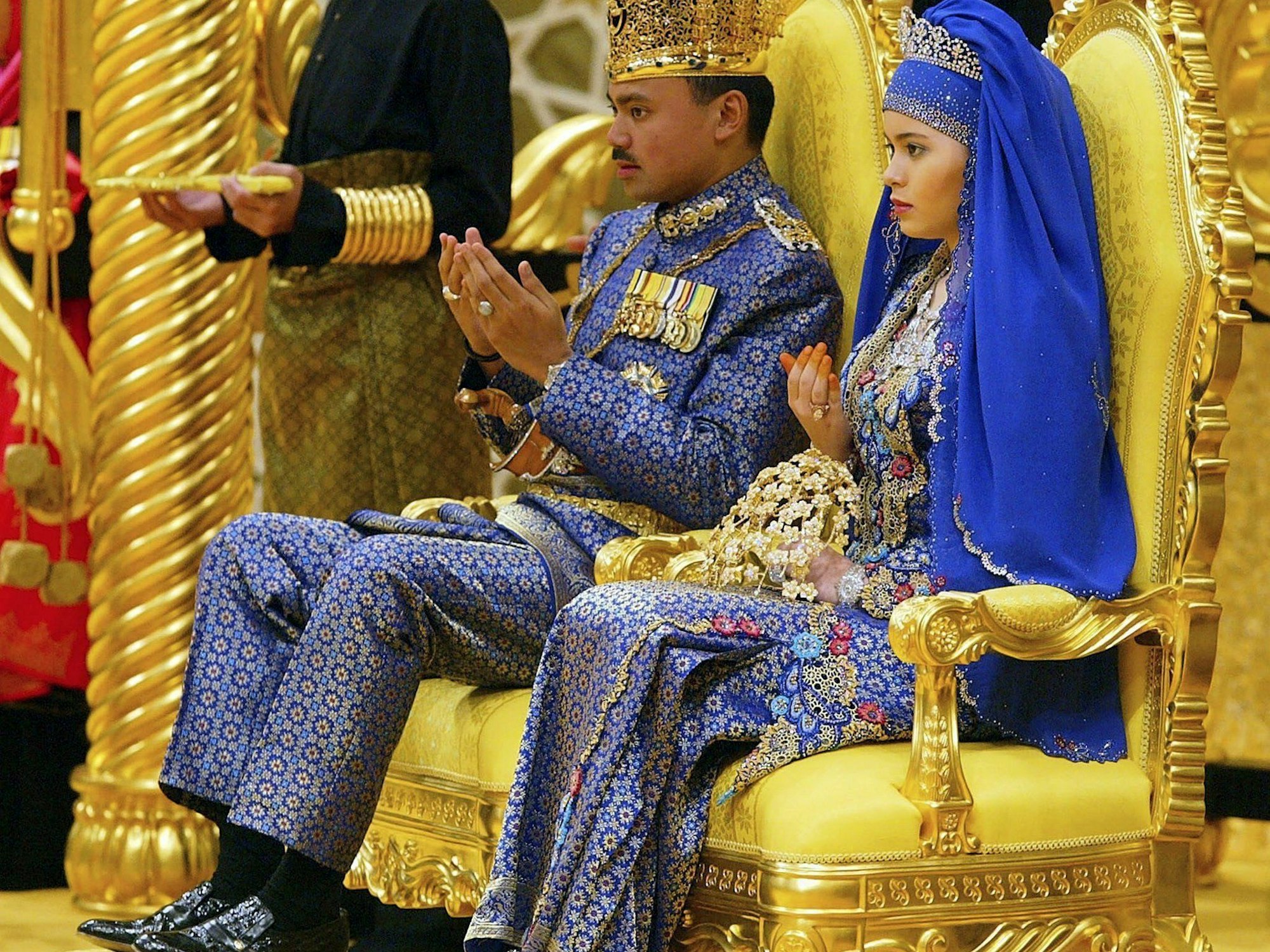 Am 9. September 2004 heiratete Kronprinz Al-Muhtadee Billah von Brunei und seine Sarah.