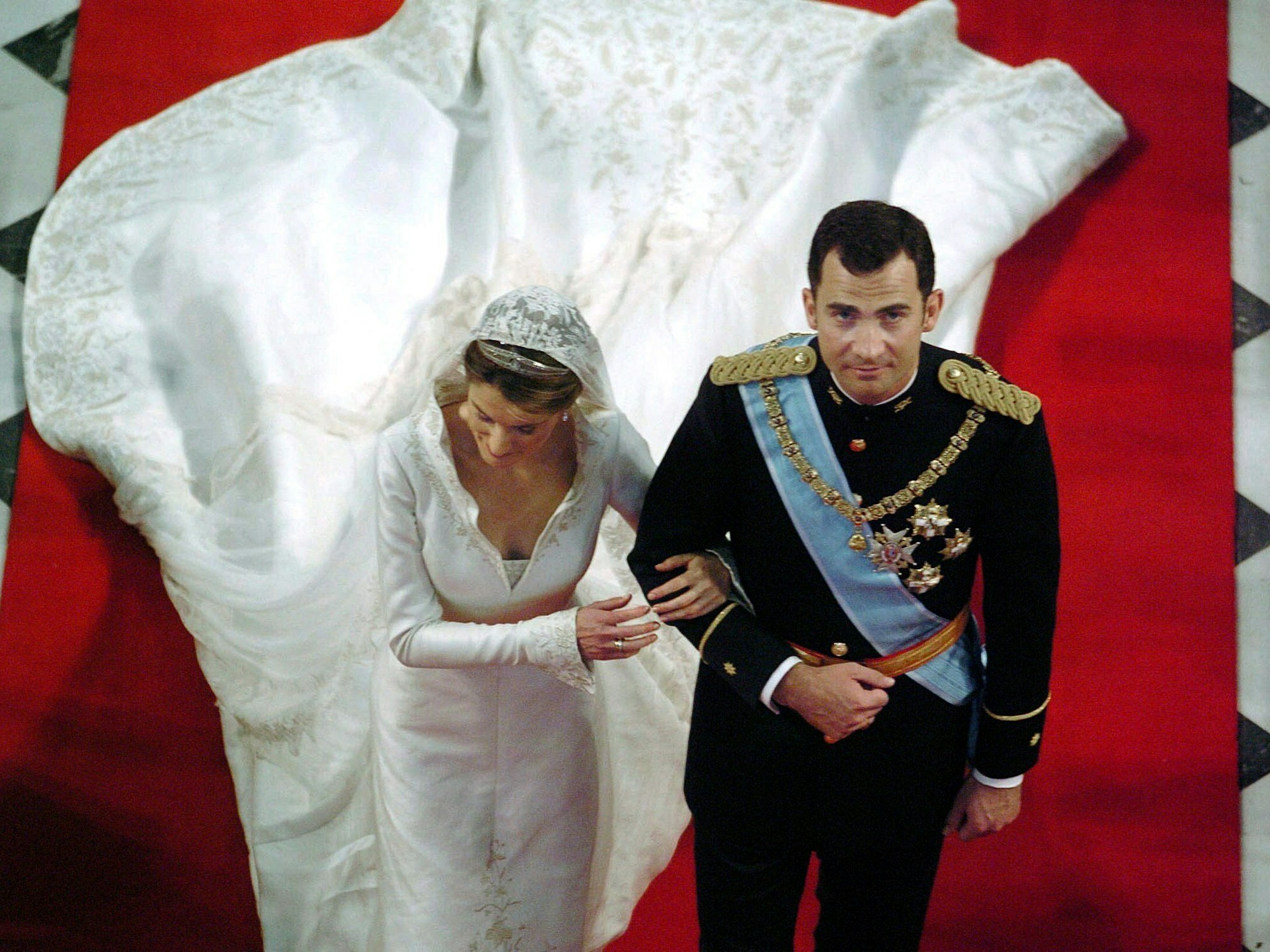 Am 22. Mai 2004 heiratete Spaniens Kronprinz Felipe die geschiedene TV-Journalistin Letizia Ortiz.