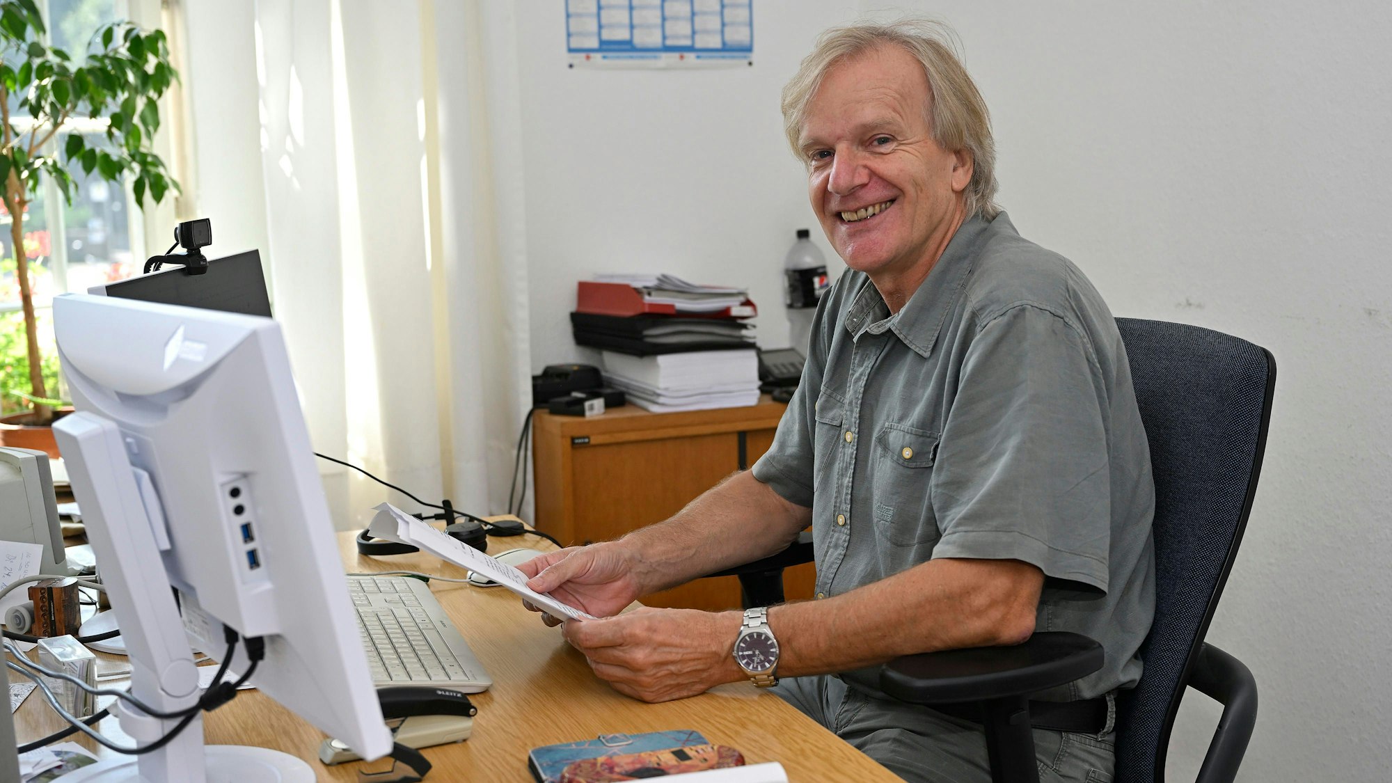 Pressesprecher Martin Rölen sitzt an seinem Schreibtisch vor dem Computer im Pressebüro im Rathaus.