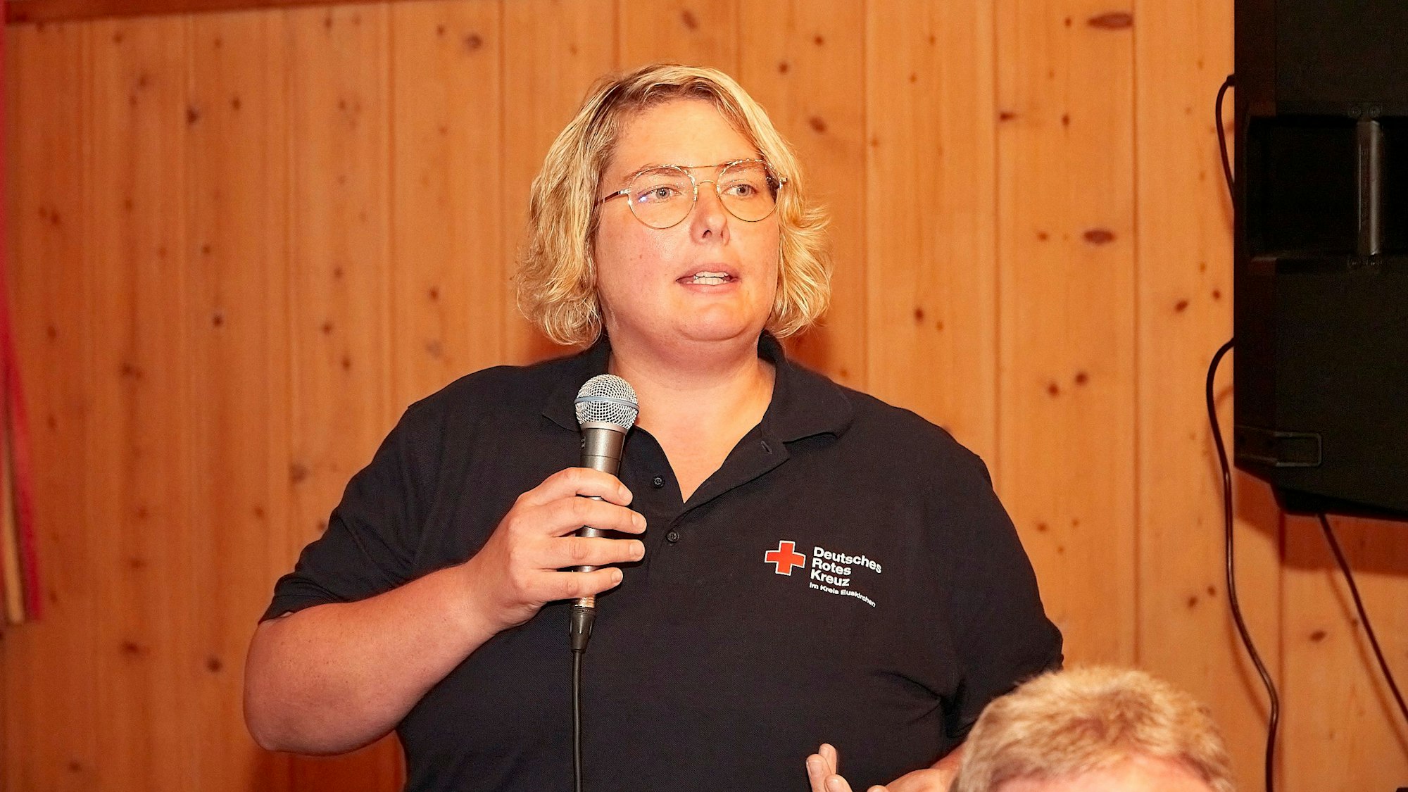 Kerstin Brandhoff vom DRK Euskirchen hält ein Mikrofon in der Hand.