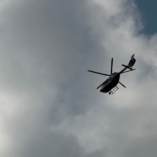 Fahndung nach mutmaßlichen Einbrechen: Die Kölner Polizei ist am Freitagabend, 25. August, mit einem Helikopter und mehreren Streifenwagen im Einsatz.