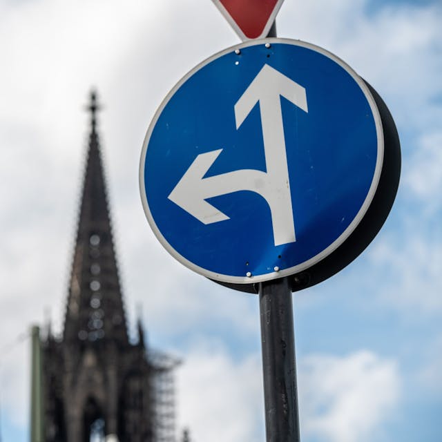 Verkehrsschild am Altstadtufer in Köln
