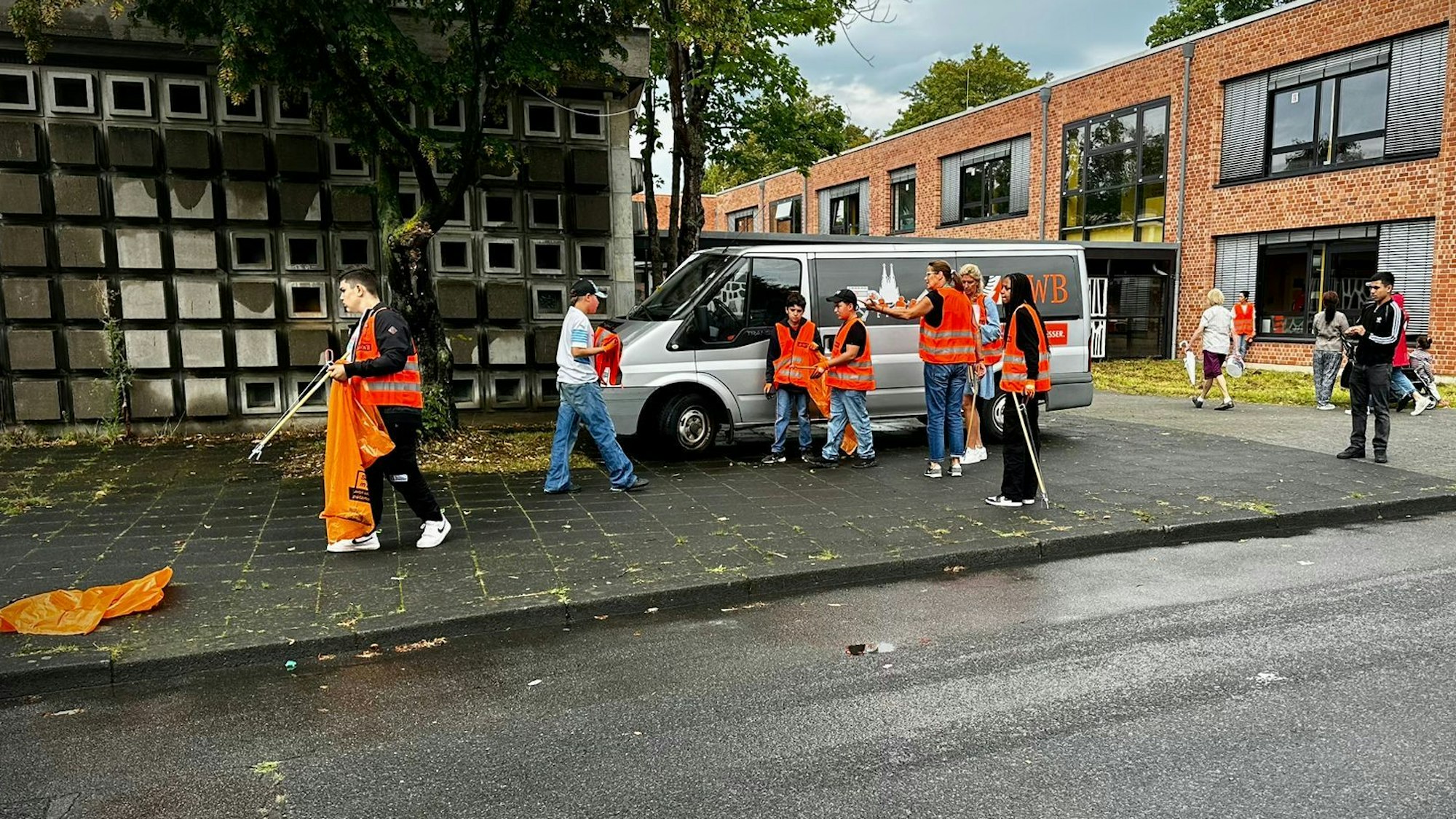 Schülerinnen und Schüler sammeln Müll in Köln-Bilderstöckchen ein.